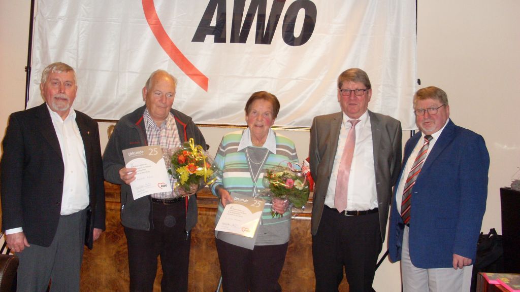 Dank an die Jubilare: (v.l.) Manfred Lewald (2. Vorsitzender AWO-Kreisverband), die Geehrten Helmut Hüren und Erna Florath, Horst Peter Jagusch (stellvertretender Bürgermeister) und Gerd Jahn (Vorsitzender AWO-Ortsverein).