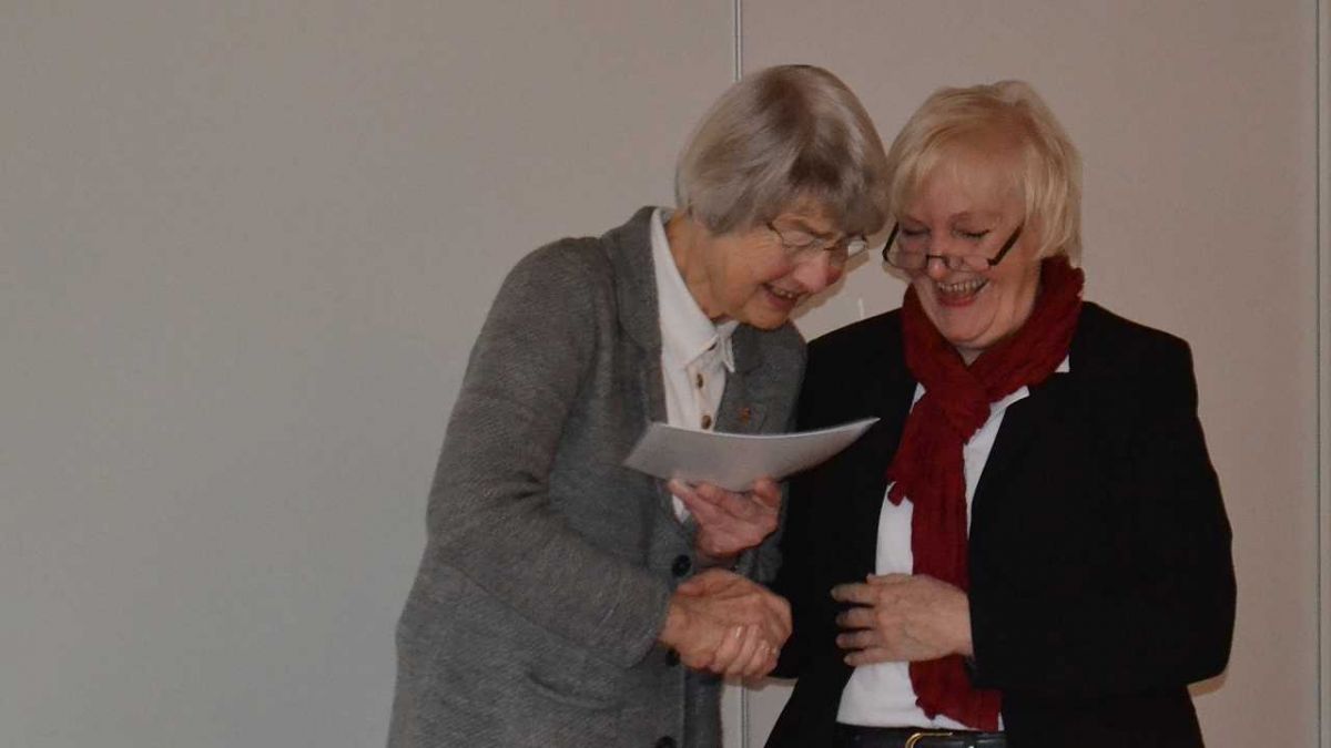 Brigitte Lutter, Vorstandsmitglied des Diözesan-Caritasverbandes aus Paderborn (r.) überreichte das Goldene Ehrenzeichen an Inge Heide.