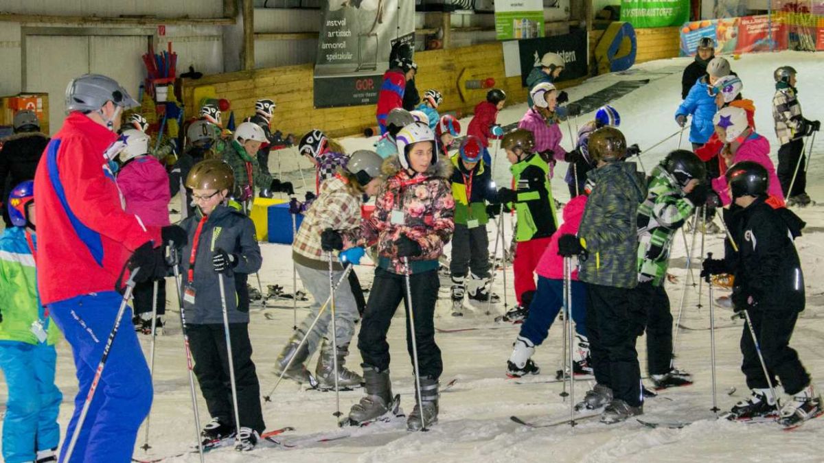 50 Kinder des „KNAX-Klubs“ und „S-Clubs“ erlebten auf Einladung der Sparkasse Olpe-Drolshagen-Wenden tolle Ski-Trainings in der Skihalle „alpincenter“ Bottrop.