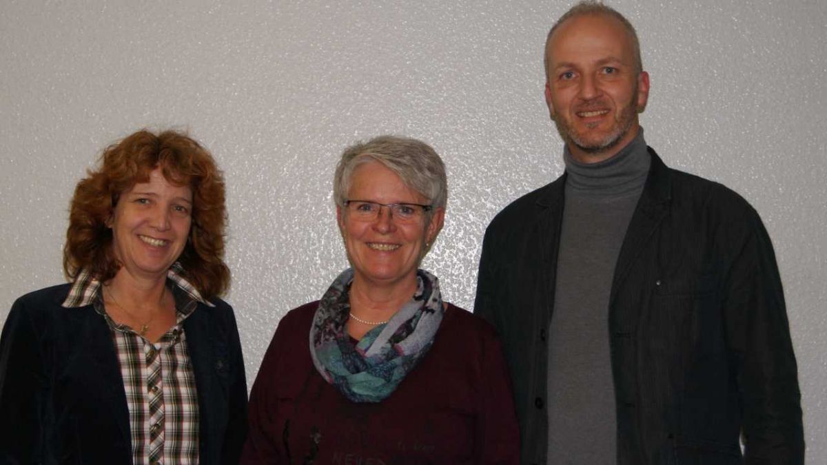 Beatrice Hartmann (l.) und Edeltraud Wichtmann wurden zu Vorsitzenden des regionalen Arbeitskreises "Frühe Hilfen" gewählt. Mit dabei war Volker Sommerhoff, Netzwerkkoordinator "Frühe Hilfen" für den Kreis Olpe.
