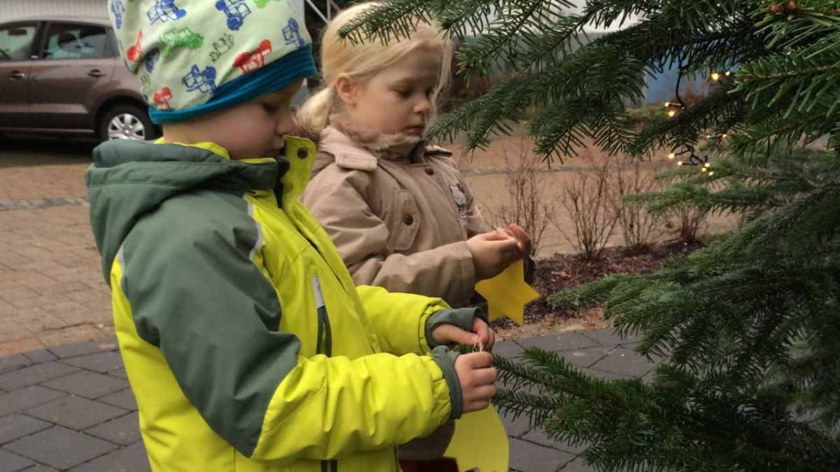 Mit selbst gebastelten Sternen schmückten die Kindergarten-Kinder den Baum auf dem neuen Dorfplatz.