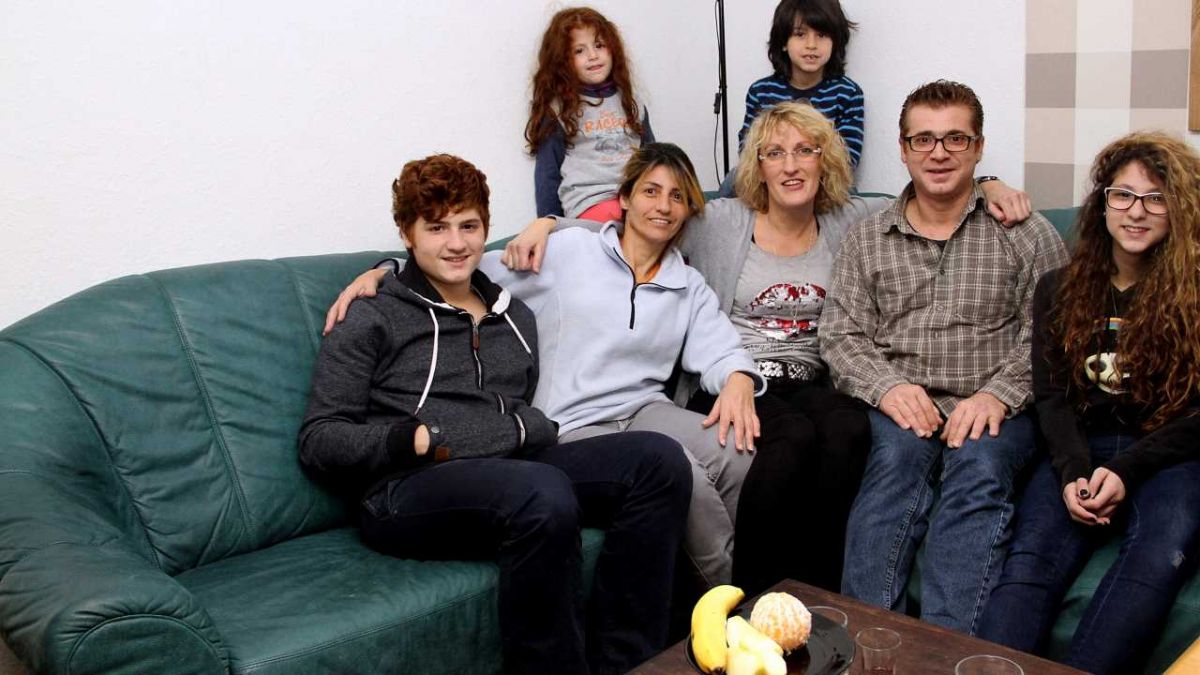 Verstehen sich prächtig: Sabine Esleben (Mitte) und die Familie Rasoul. von s: Kerstin Sauer