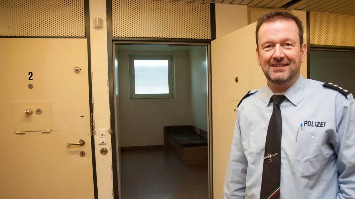 Stephan Ommer öffnet für LokalPlus die Türen im Gewahrsamstrakt der Polizeiwache Olpe. von s: Volker Lübke