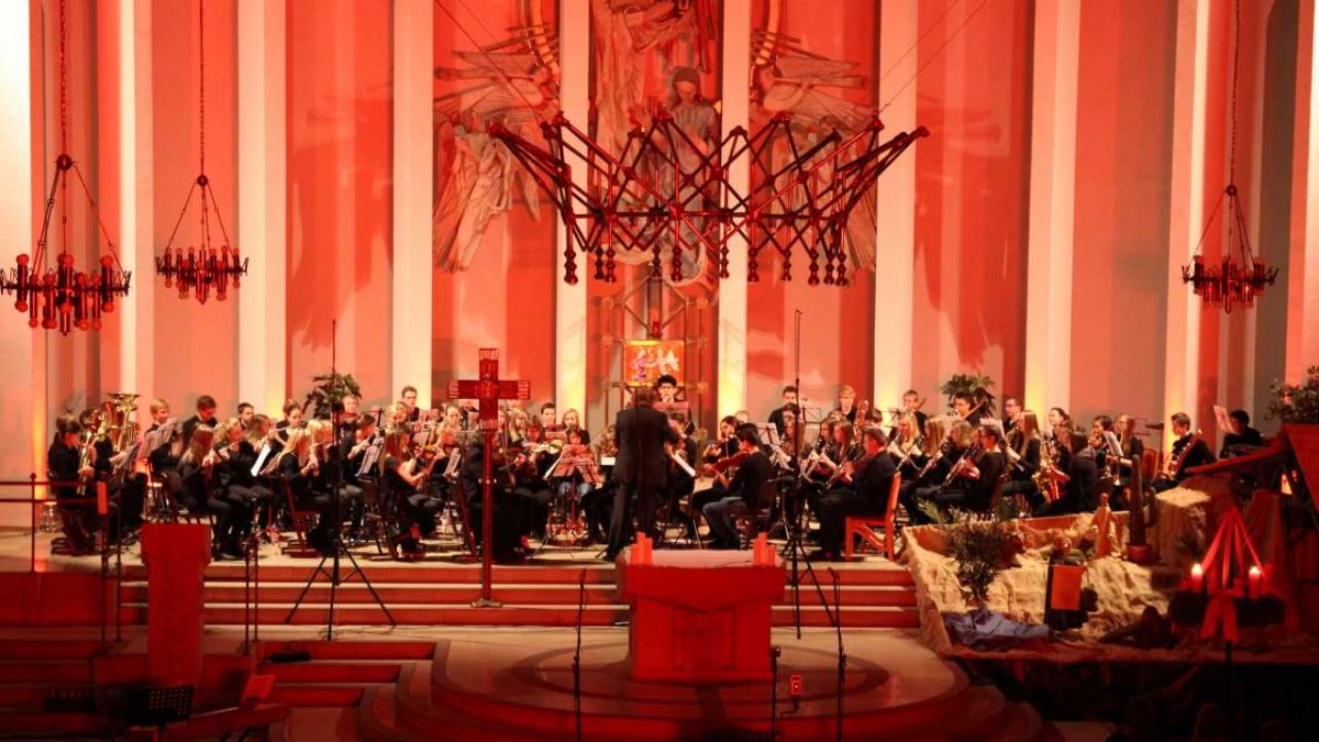 Die Musiker der St.-Franziskus-Schule laden zum vorweihnachtlichen Konzert in die Olper St. Marien-Kirche ein.