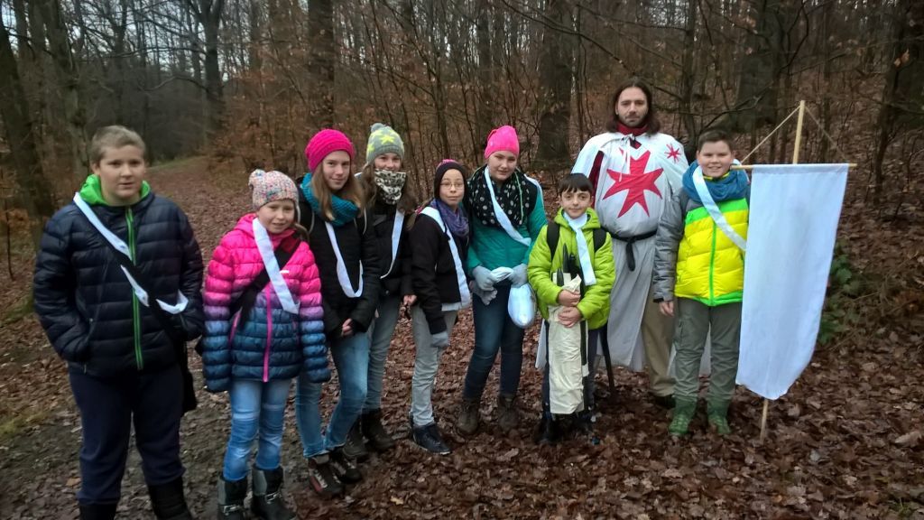 Einige Schüler der Klasse 6d mit einem „Ritter“ des Vereins „Waldritter e. V.“: Gemeinsam lösten sie im Wald Rätsel.