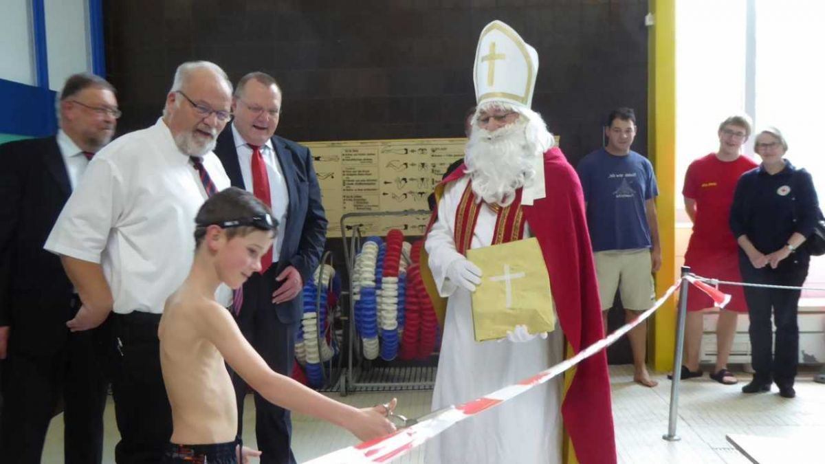 Der Nikolaus gab mit Hilfe der Kinder die neue Laufmatte im Hallenbad frei. von s: Rüdiger Kahlke