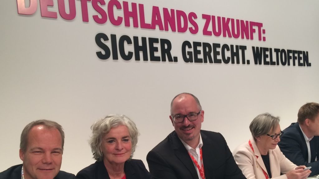 Petra Crone zwischen Matthias Miersch, MdB, und Jan Stöß, SPD-Landesvorsitzender, auf dem Podium des Parteitags in Berlin.
