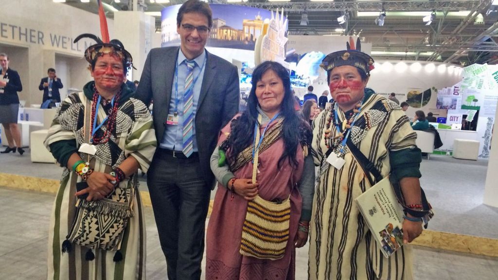 Peter Liese hier im Gespräch mit Ureinwohnern aus dem Amazonas, ist begeistert vom Ergebnis der Klimakonferenz in Paris