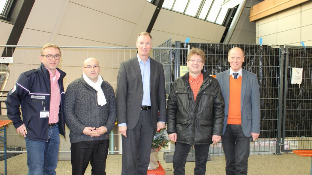 Von links: Thorsten Tillmann (Vorstand DRK), Ramazan Kilic (Leiter des Sozialdienstes), Dr. Matthias Heider MdB, Jan-Uwe Völkel (Leiter der Flüchtlingsunterkünfte in Attendorn und Olpe), Wolfgang Teipel.