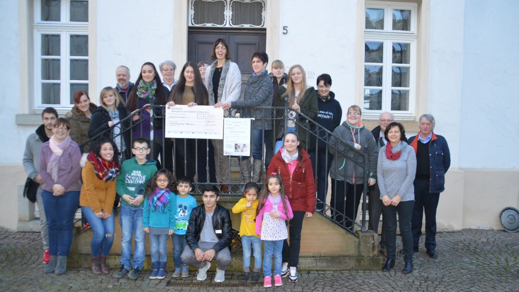 Uwe Beul überreichte den symbolischen Spendenscheck zusammen mit Azubis und FSJlern des Caritas-Zentrums. von s: Barbara Sander-Graetz