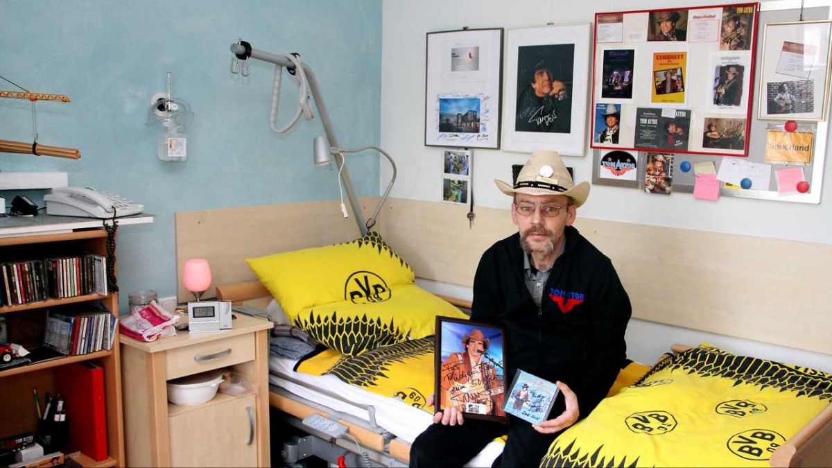 Rüdiger in seinem Reich: Fotos und Autogrammkarten von Tom Astor schmücken die Wand über seinem Bett, mittendrin ein "Sauerland-Schild". von s: Kerstin Sauer
