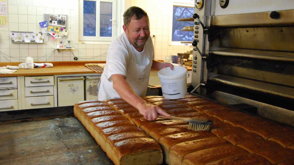 Für den guten Geschmack: Bäckermeister Bernd Maiworm verfeinert die prämierten Brote nach dem Backen. von Katja Fünfsinn