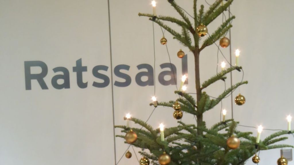 Für Weihnachtsstimmung sorgte bei der letzten Ratssitzung in diesem Jahr nur der geschmückte Tannenbaum. von Rüdiger Kahlke