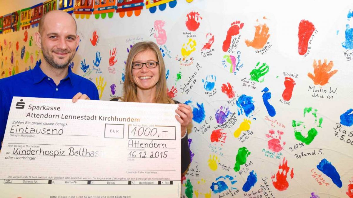 Jan Fritzsch (Geschäftsführer des gleichnamigen Sanitätshauses) überreichte 1000 Euro an Nicole Binnewitt (Öffentlichkeitsarbeit/Fundraising im Kinder- und Jugendhospiz Balthasar). von Matthias Clever