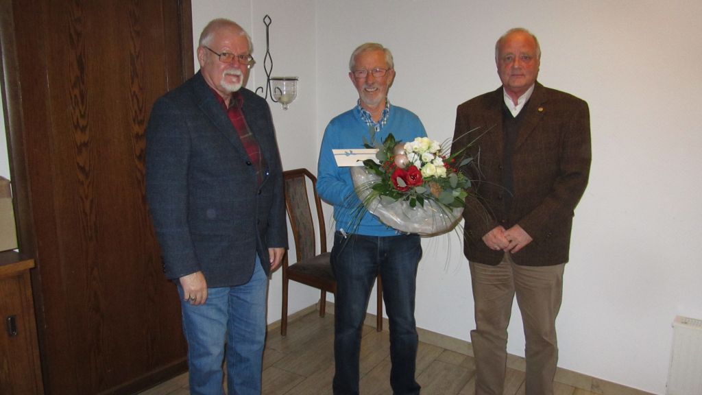 VdK Ortsverbandsvorsitzender Gerd Willeke (rechts) und Kassierer Karl-Hermann Klaus (links) verabschieden Gerd Bröcher als Ortsbetreuer für die Ortschaft Elben.