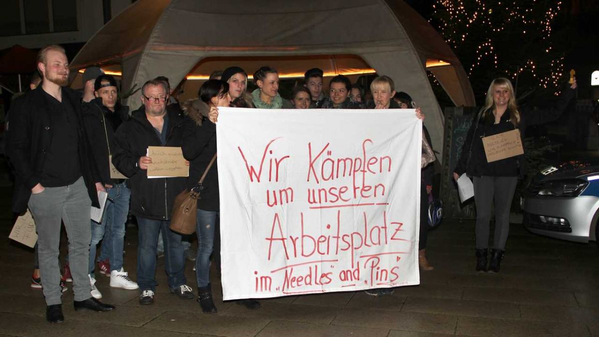 Die Mitarbeiter des "Needles and Pins" demonstrierten am Montagabend in der Innenstadt von Altenhundem. von Kerstin Sauer