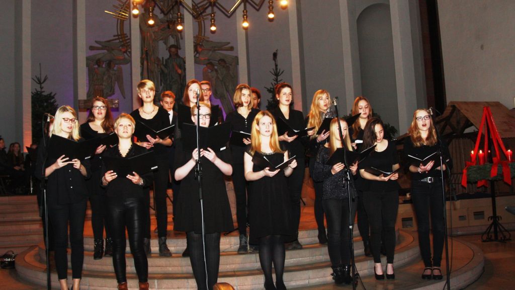 Der Chor der St.-Franziskus-Schule ging unter anderem mit lateinischen Gesängen neue Wege in der Gestaltung des vorweihnachtlichen Konzertes.