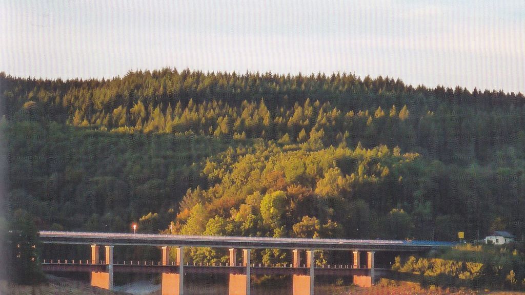 Die Titelseite der Heimatstimmen zeigt die Doppelstockbrücke Dumicketal.