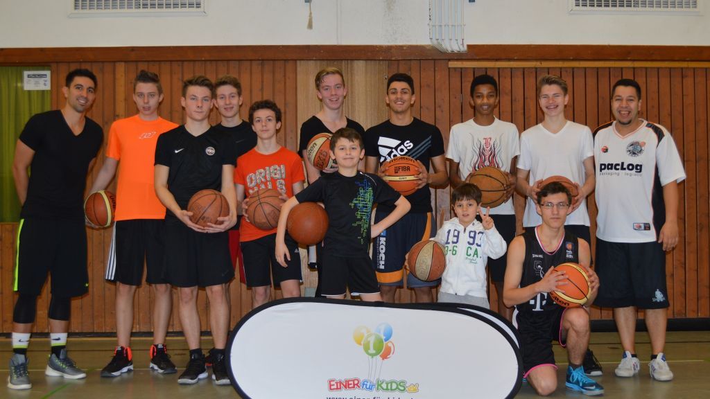 Der TVO Biggesee veranstaltete mit erneuter Unterstützung des Vereins „Einer für Kids e.V.“ aus Rhode „zwischen den Jahren“ ein zweitägiges Basketball-Jugendcamp in den Hallen des Städtischen Gymnasiums in Olpe.