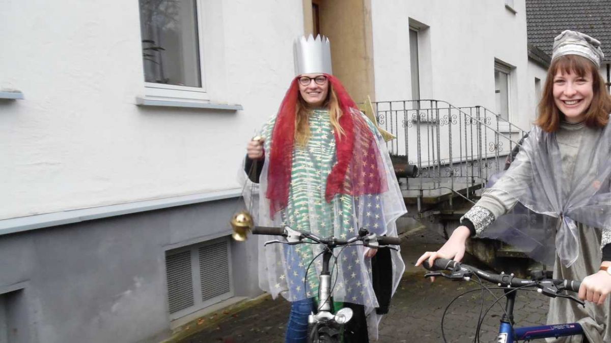 Brachten den Segen auch auf Fahrrädern: die Sternsinger in Heggen. von s: Barbara Sander-Graetz