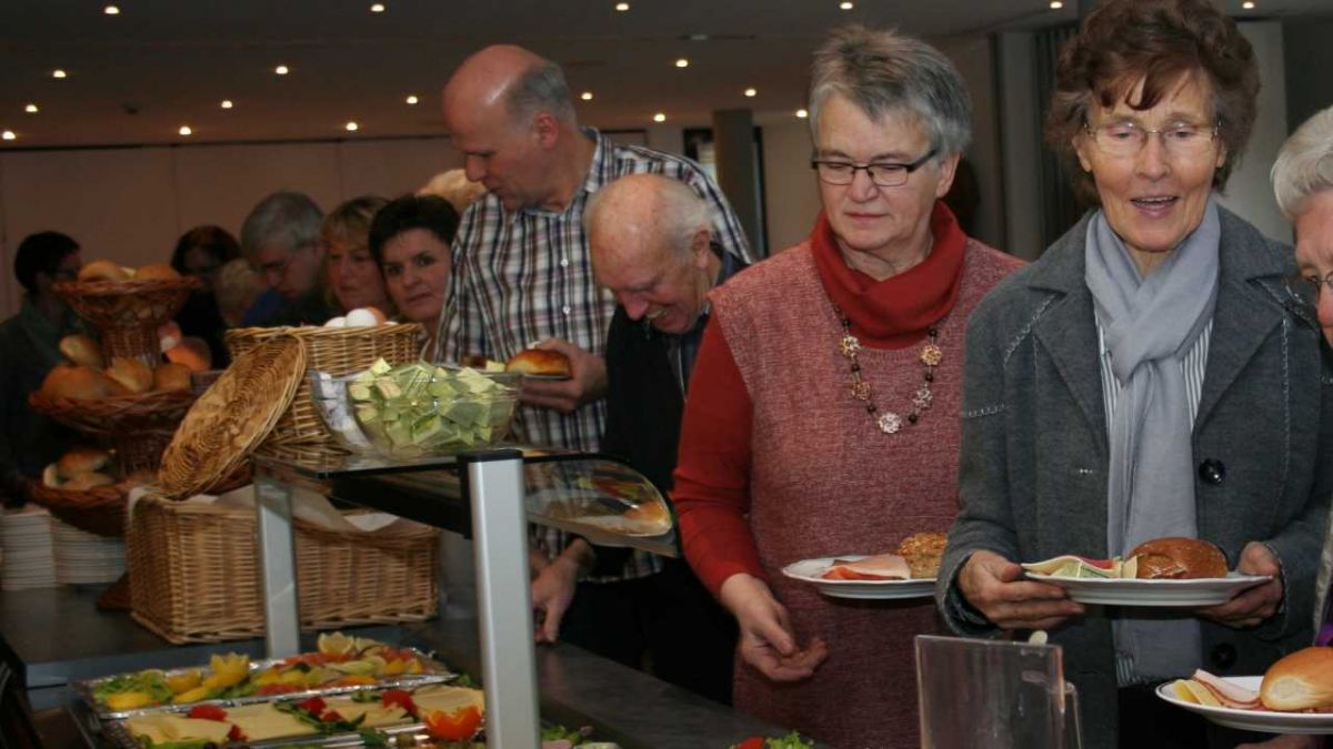 Ein großes Buffet als Dankeschön spendierte die Caritas den freiwilligen Helfern aus Lennestadt und Kirchhundem.