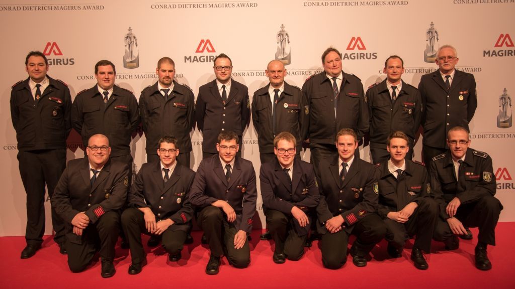 15 Kameraden der Löschgruppe Elspe fuhren zum Finale des Wettbewerbs "Feuerwehrteam des Jahres 2015" nach Ulm.