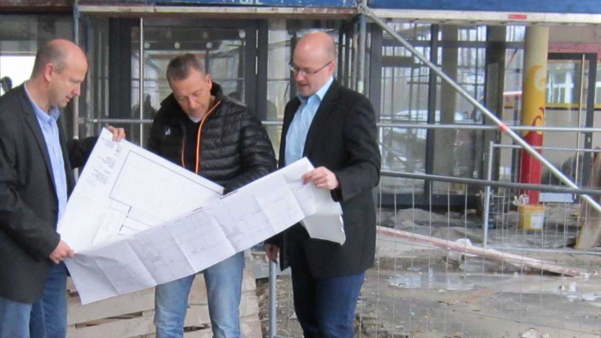 Studieren die Baupläne: (von links) Bürgermeister Andreas Reinéry, Frank Vollmer vom Gebäudemanagement und der Beigeordnete Middelhoff vor der Baustelle an der Sekundarschule Hundem-Lenne.