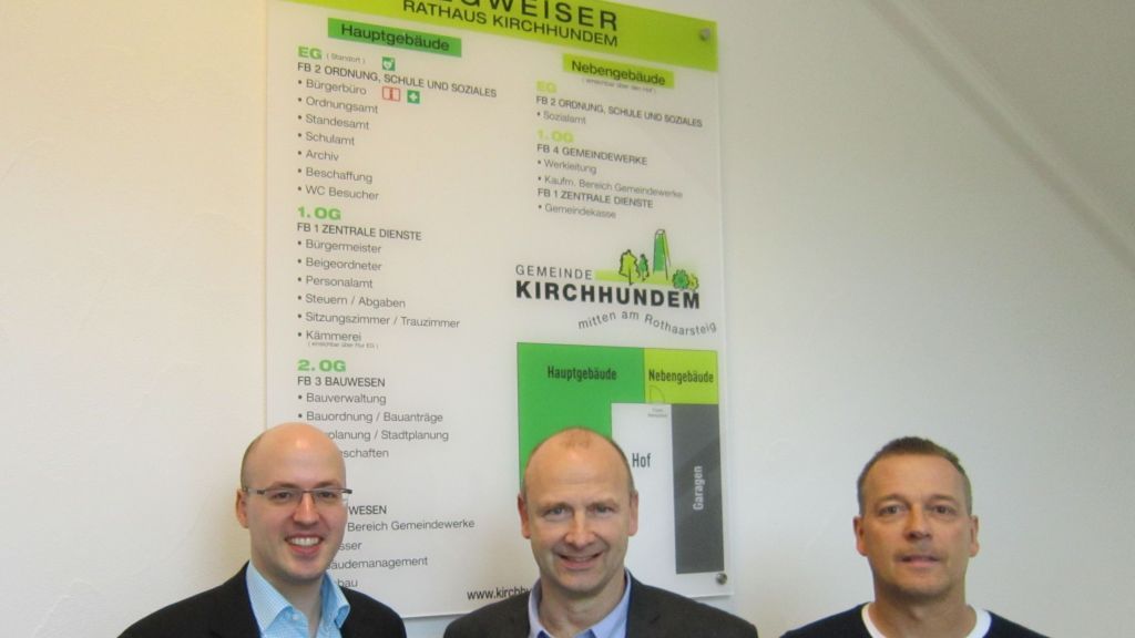 Weihten die neue Hinweistafel ein: (von links) der Beigeordnete Tobias Middelhoff, Bürgermeister Andreas Reinéry und Frank Vollmer vom Gebäudemanagement.