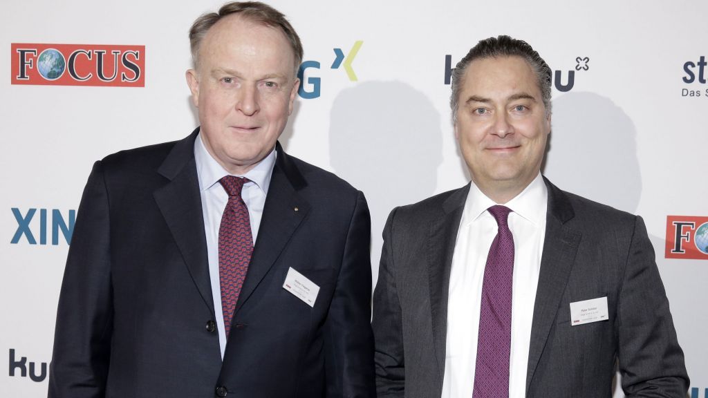 Walter Viegener (links), Geschäftsführender Gesellschafter der Viega GmbH & Co. KG, und Viega- Geschäftsbereichsleiter Personal Peter Schöler freuen sich über die Auszeichnung „Bester Arbeitgeber 2016“.