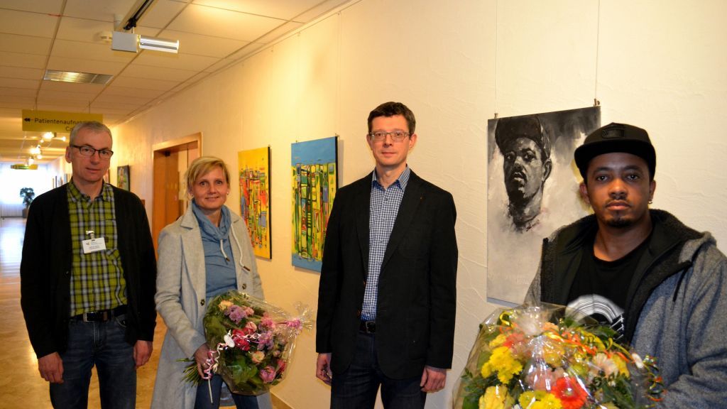 Pflegedienstleiter Matthias Menke (l.) und Verwaltungsleiter Christof Blume (2. v. r.) begrüßten Beate Herrmann als neue Kuratorin und den Künstler Sami im St. Josefs-Hospital in Altenhundem.