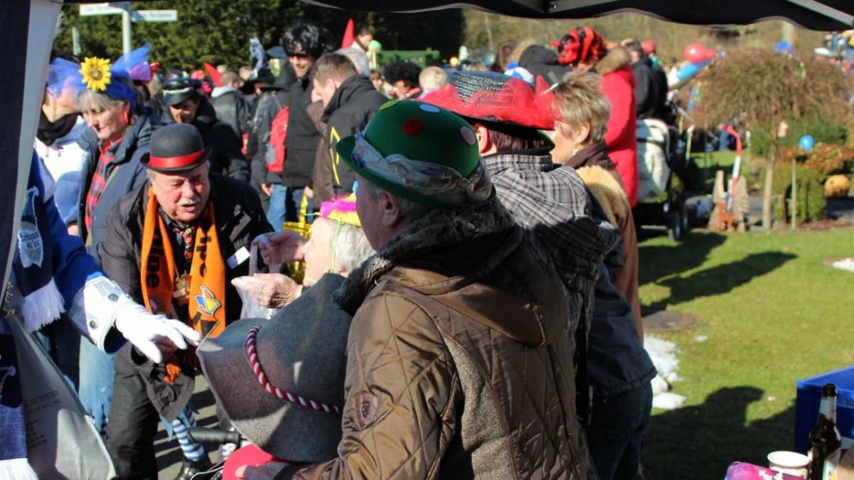 Bewohner und Mitarbeiter des Caritas-Zentrums Olpe feiern den Straßenkarneval in Eichhagen.