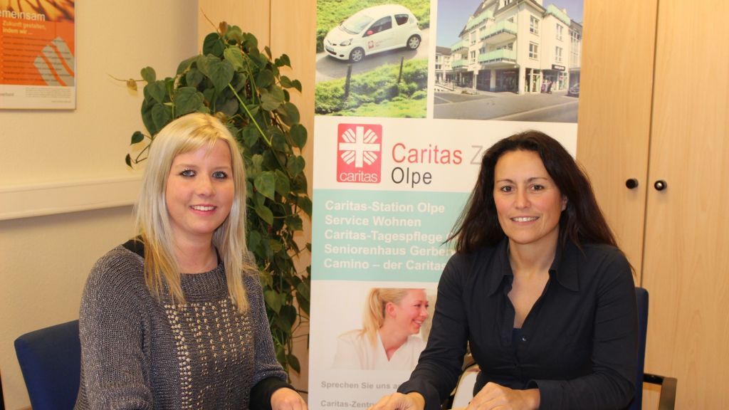 Stehen als Ansprechpartnerinnen zur Verfügung: Dori Klotz, stellvertretende Pflegedienstleiterin und Teamleiterin Annika Gummersbach von der Caritas-Station Olpe.