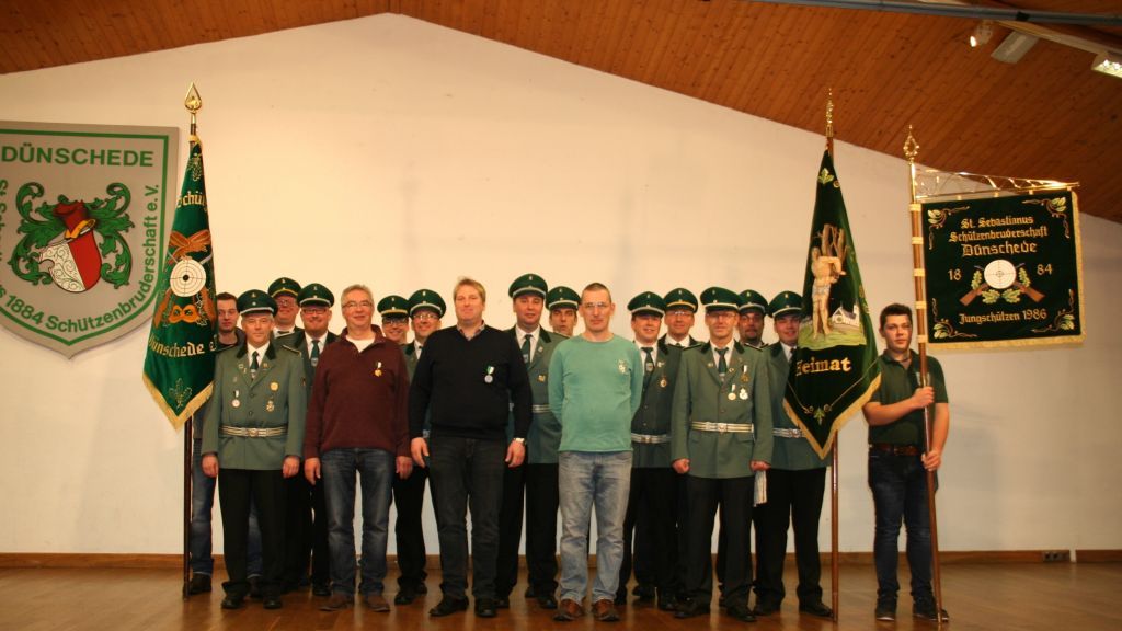 Die Jubilare Raimund Krömer  (25 Jahre), Manfred Ortmüller (50) und Klaus-Theo Geuecke (Jubel-Jungschützenkönig 25 Jahre), hier inmitten der Vorstandsmitglieder, erhielten ihre Verdienstorden.
