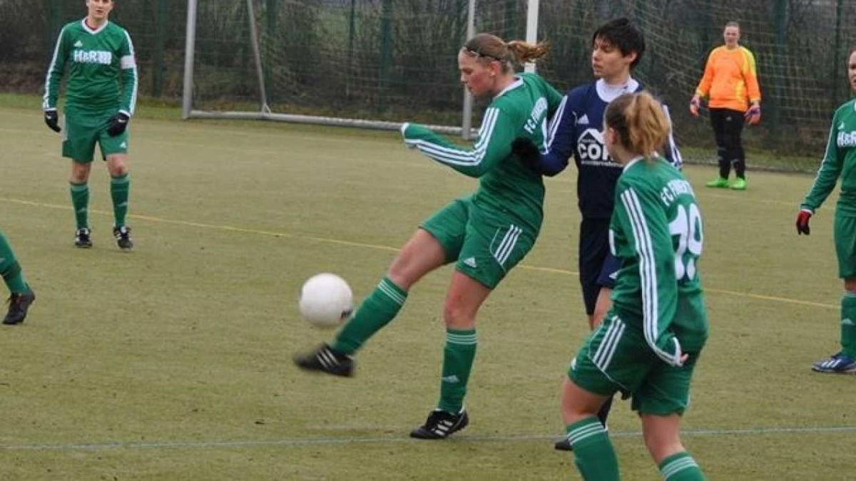 Den Fußballerinnen des FC FInnentrop um Elisabeth von Plettenberg-Lenhausen (am Ball) ist ein ganz wichtiger Sieg im Kampf um den Klassenerhalt gelungen.