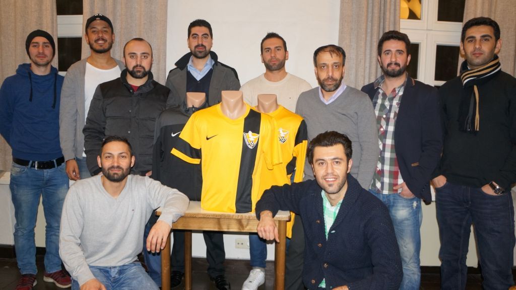 Während einer Infoveranstaltung stellte der Vorstand von Azadi Attendorn den neuen Verein, das Konzept, die sportliche Leitung und sogar schon das gelb-schwarze Premierentrikot für die kommende Saison vor.