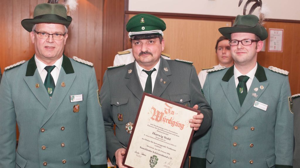Hartwig Stahl (Mitte) wurde mit dem SSB-Orden für hervorragende Verdienste ausgezeichnet.