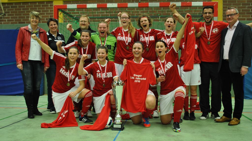 So sehen Siegerinnen aus; Die Fußballerinnen des FC Finnentrop feiern den Gewinn der Westfaenmeisterschaften im Hallenfußball.