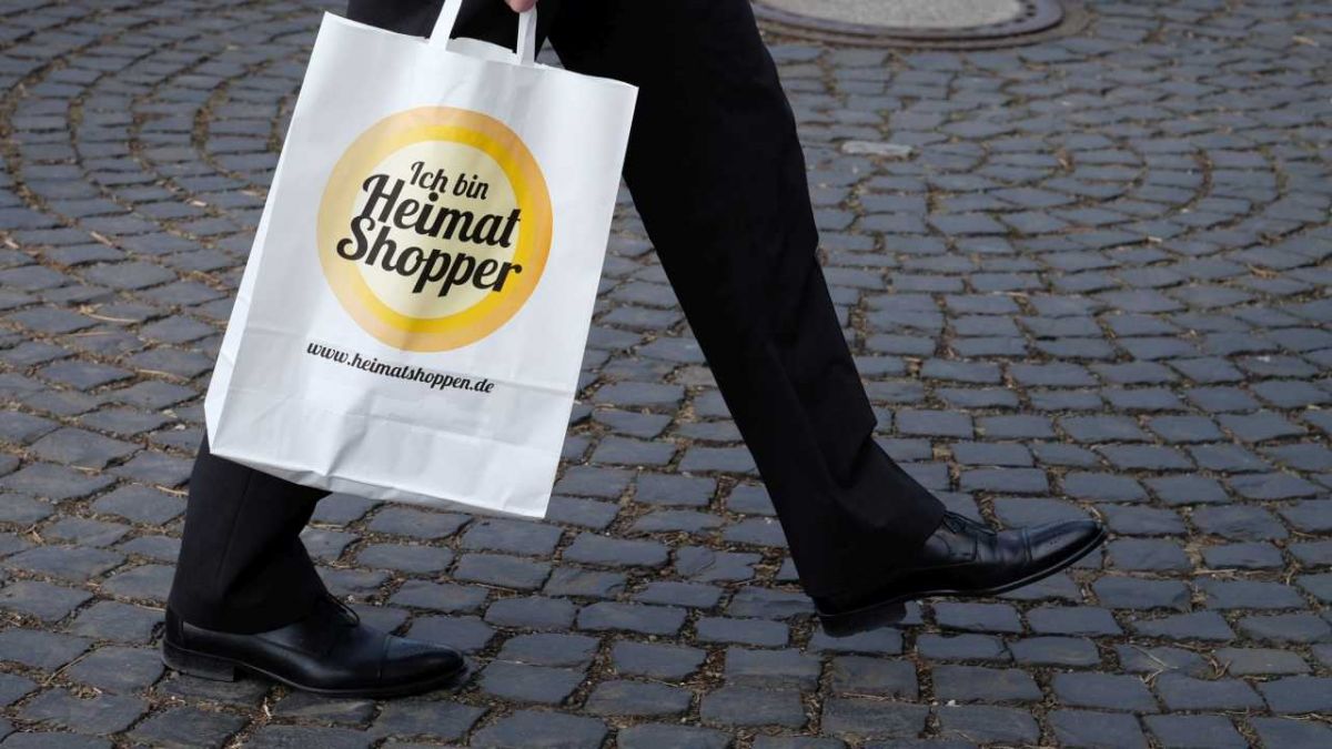 Mit der Imagekampagne „Heimat shoppen“ soll auf die zahlreichen Leistungen der Händler, Dienstleister und Gastronomen vor Ort sowie auf den Wert des Einzelhandels für eine attraktive und lebendige Innenstadt aufmerksam gemacht werden.