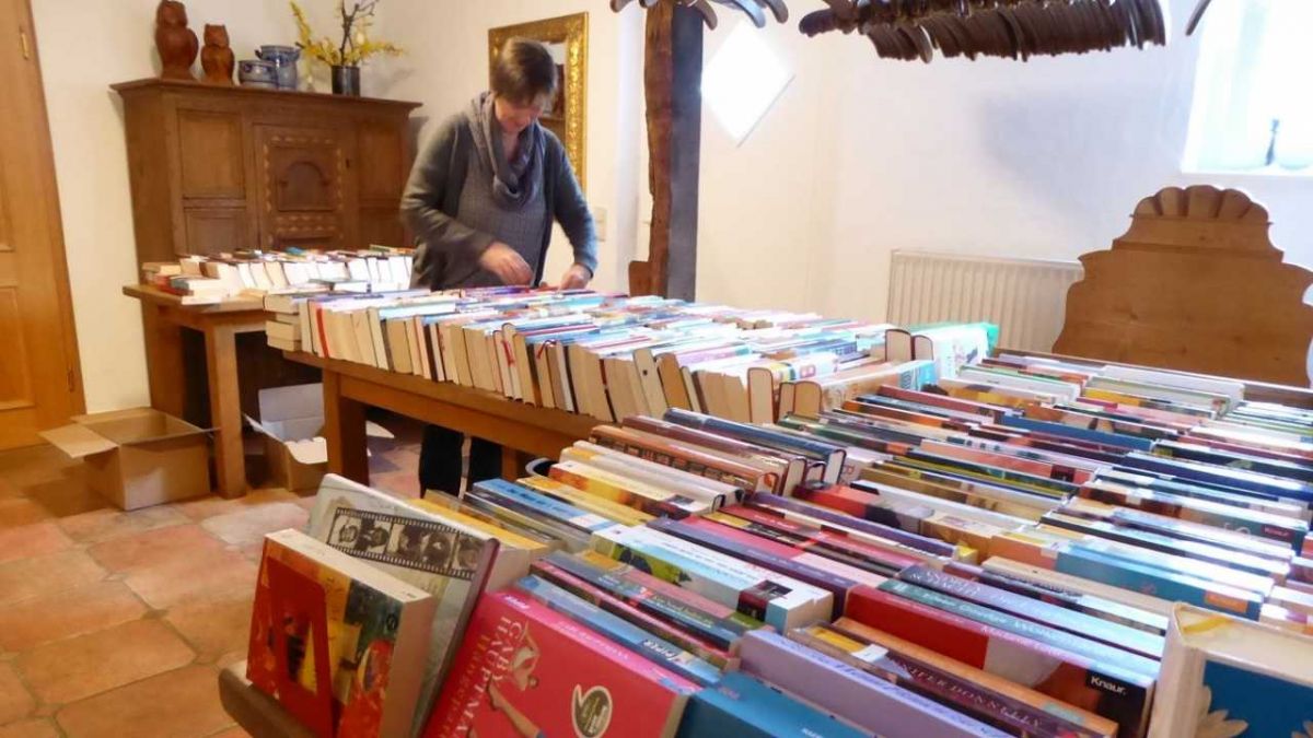 Die Besucher konnten beim Bücherei-Flohmarkt durch rund 2500 Medien stöbern. von Rüdiger Kahlke