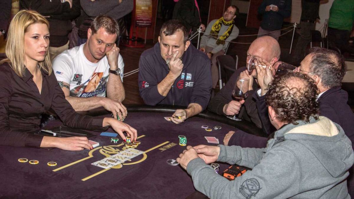 An den Pokertischen wurde mit höchster Konzentration gezockt, geblufft und gehofft. von s: Nils Dinkel