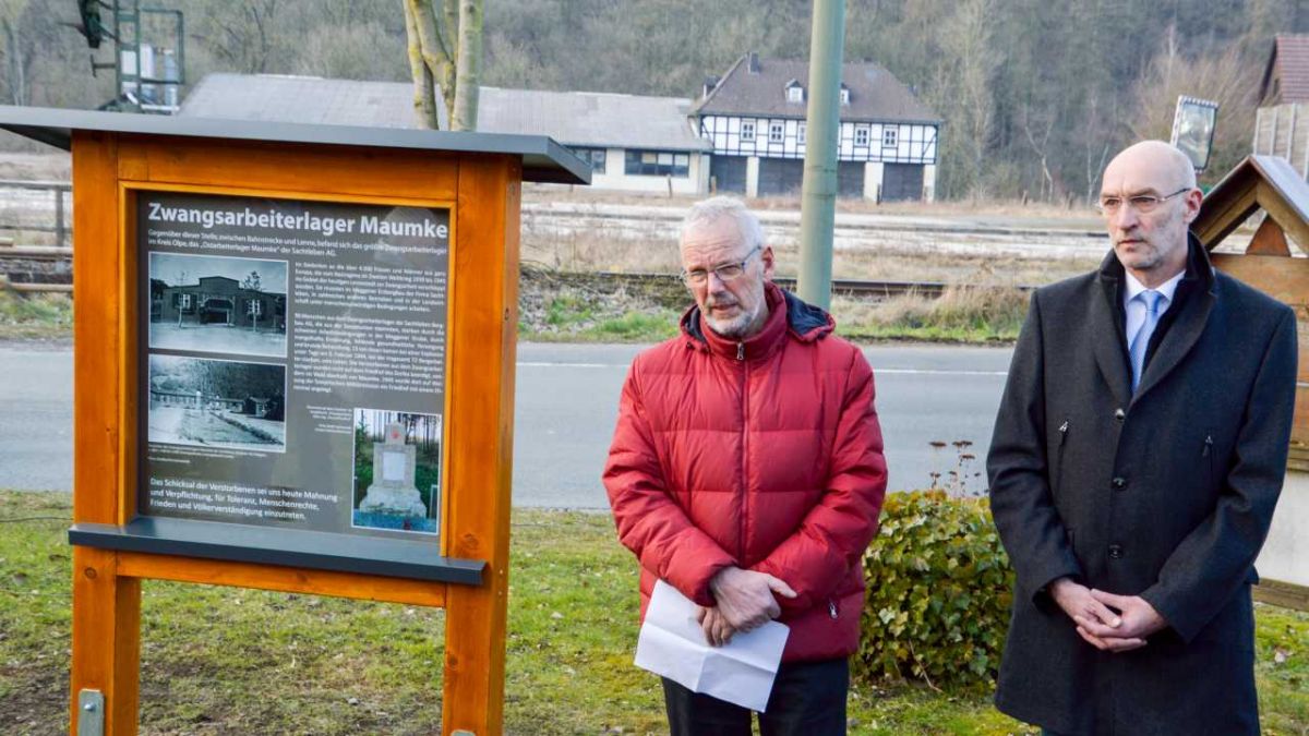 Hans-Joachim Pfeiffer (links) und Bürgermeister Stefan Hundt bei der Einweihung der Gedenktafel. von s: Nils Dinkel