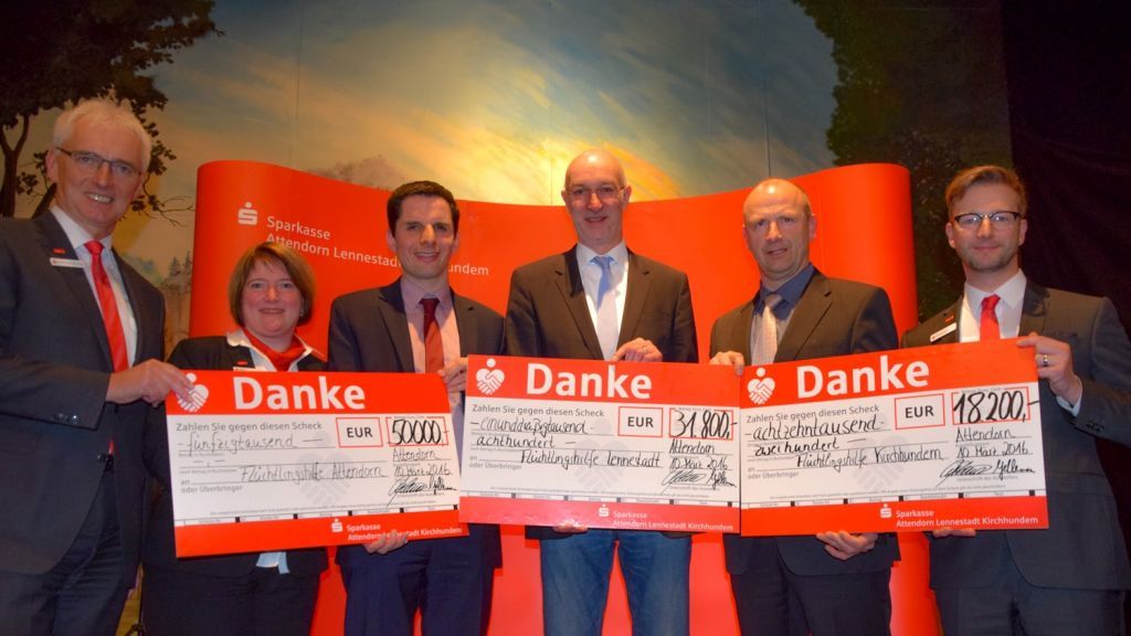 Die drei Bürgermeister aus Attendorn, Lennestadt und Kirchhundem nahmen aus den Händen des Sparkassen-Vorstands die Spendenschecks entgegen. von s: Sven Prillwitz