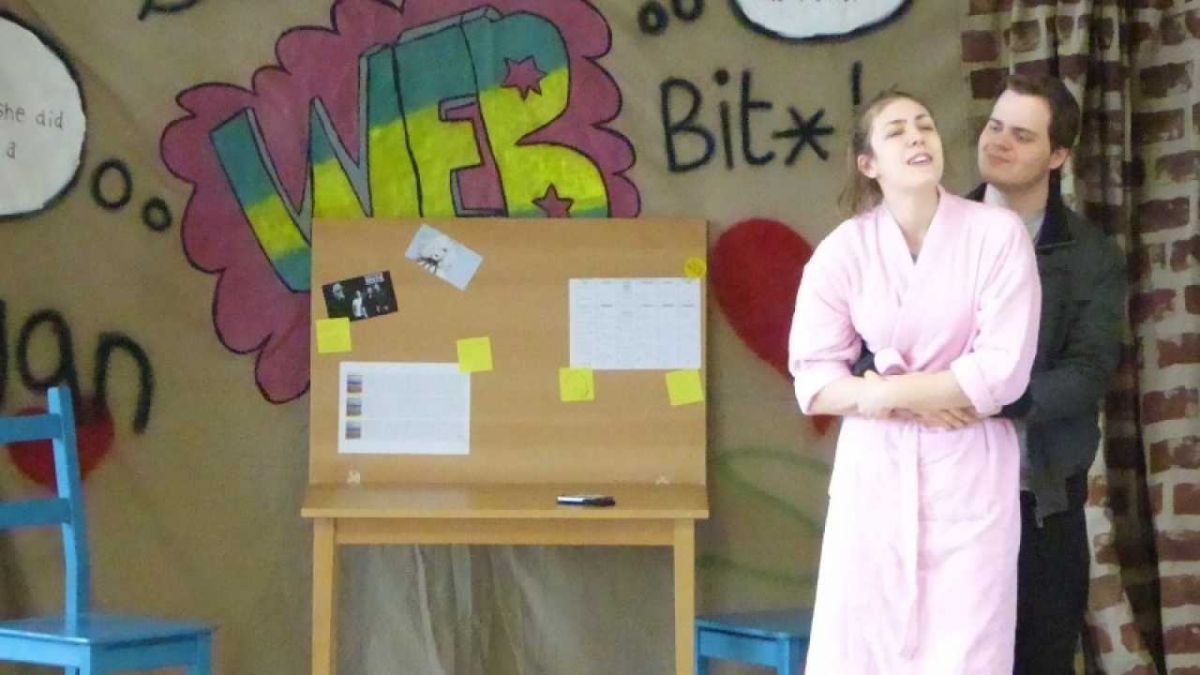 Die britischen Theaterschauspieler Rhianna Compton und Sam Ward führten am St.-Ursula-Gymnasium ihr Stück „Echoes – The loss of Lilly“ auf. von s: D. Kennemann