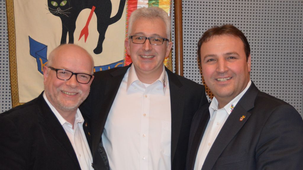 JHV Kattfiller Präsident Marc Rohrmann gratuliert Christoph Ideler und Frank Selter (von rechts) zur Wiederwahl.