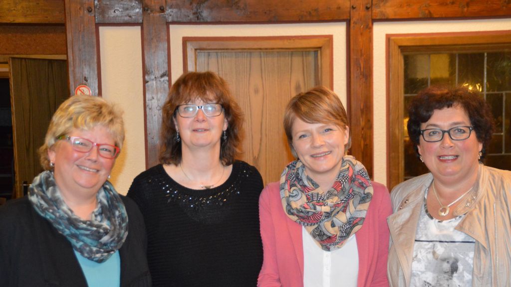 Die Vorsitzende Barbara Sander-Graetz (2. von links) verabschiedete Wanderwartin Karola Wilmes (links) und Kassiererin Christine Hesener (rechts). Neue Kassiererin wurde Tanja Sander (2. von rechts).