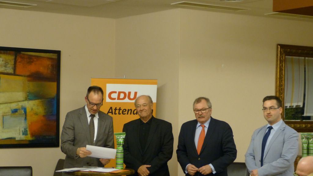 Der CDU-Kreisvorsitzende Jochen Ritter (links)überreichte Reinhold Hengstebeck (2. von links) eine Urkunde anlässlich seiner 40-jährigen Parteimitgliedschaft. Mit im Bild: Landrat Frank Beckehoff (2. von rechts) und Attendorns CDU-Vorsitzender Sebastian Ohm.