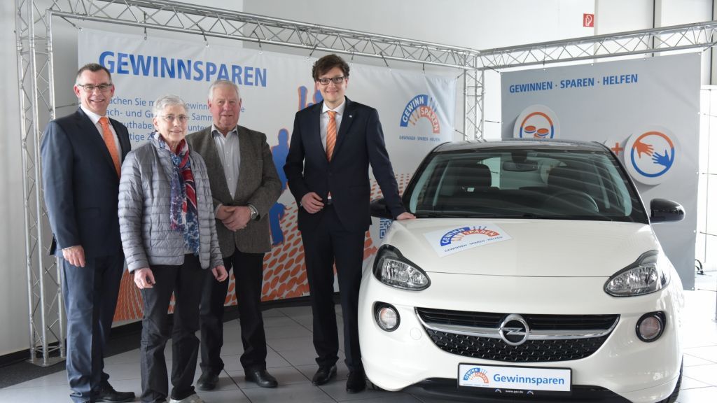 Sebastian Bock (rechts), Regionalmarktleiter der Volksbank Olpe-Wenden-Drolshagen, begleitete Klaus Engels und dessen Ehefrau Anni zur Gewinnübergabe nach Aachen.