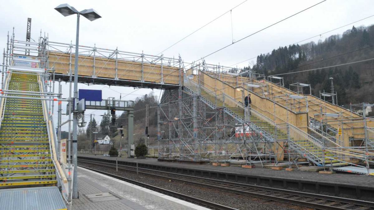 Die Unterführung wird verfüllt. Eine Behelfsbrücke führt zu den Gleisen am Finnentroper Bahnhof. von s: Barbara Sander-Graetz