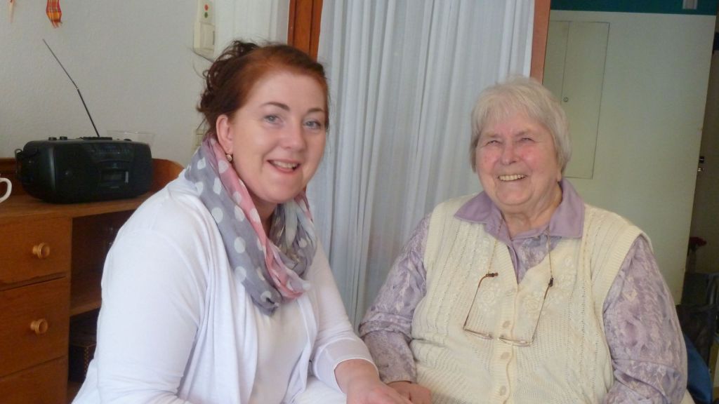 Melanie Kluger-Roll (links) ist gelernte Friseurin sowie Fuß- und Altenpflegerin.