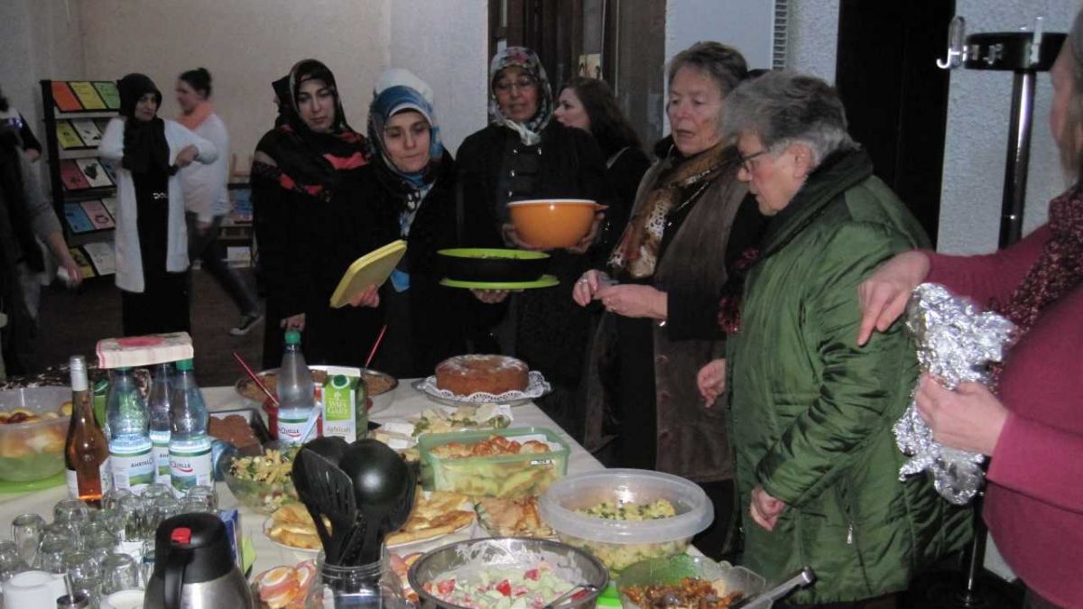 Die Frauen hatten Speisen zubereitet und sorgten damit für ein großes internationales Büffet. von s: kjk-Haus